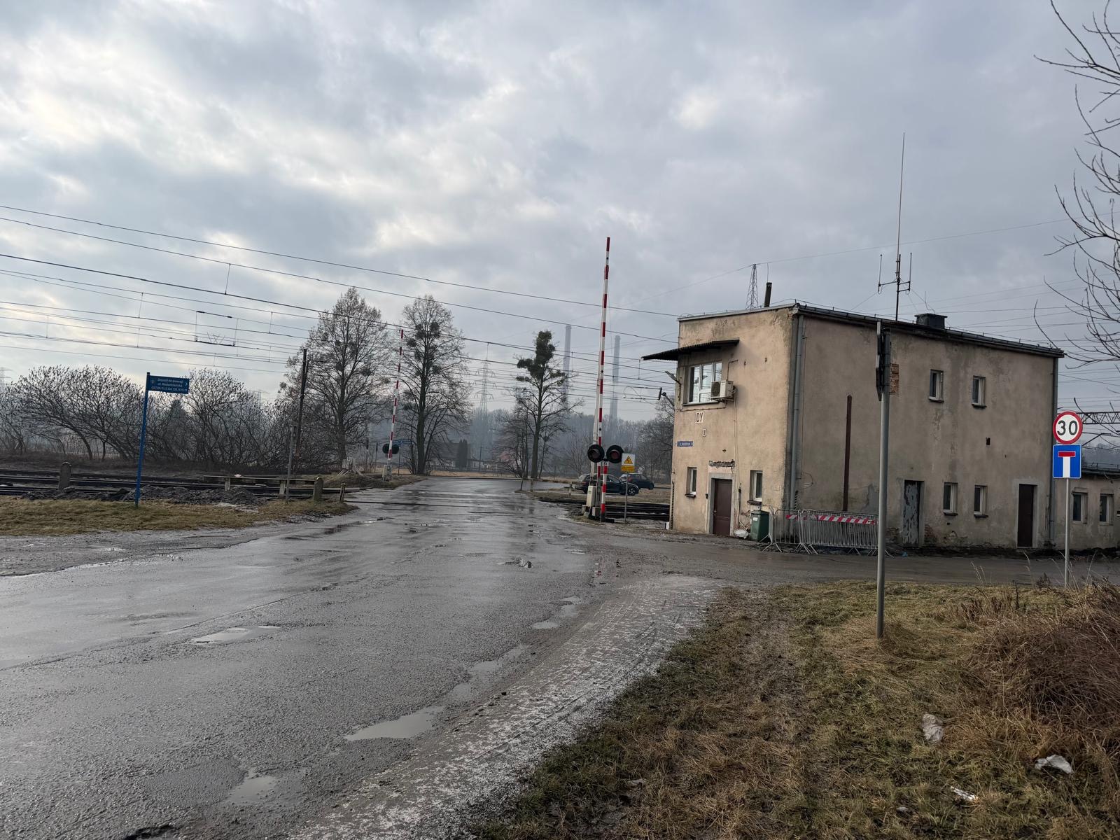 Dwory będą odcięte na ponad miesiąc. PKP rozkopuje przejazd, kierowców czekają objazdy