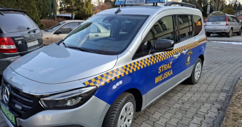 ELEKTRYCZNY MERCEDES DOŁĄCZYŁ DO SAMOCHODOWEGO ZAPLECZA STRAŻY MIEJSKIEJ.