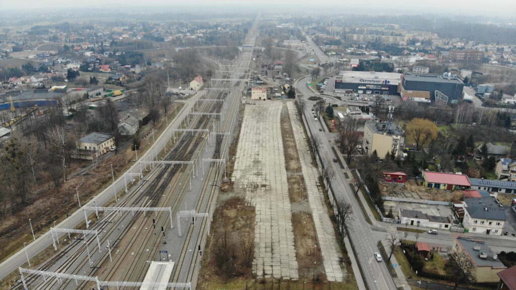 plac rozładunkowy, znajdujący się pomiędzy parkingiem Park&Ride a galerią handlową