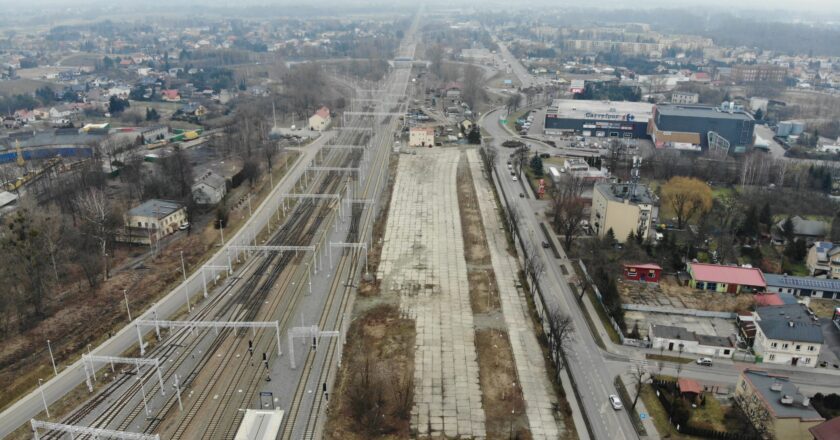 plac rozładunkowy, znajdujący się pomiędzy parkingiem Park&Ride a galerią handlową