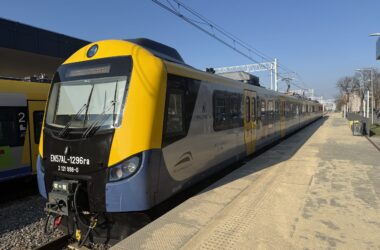 Pociąg EN57AL kursującym w barwach Kolei Małopolskich