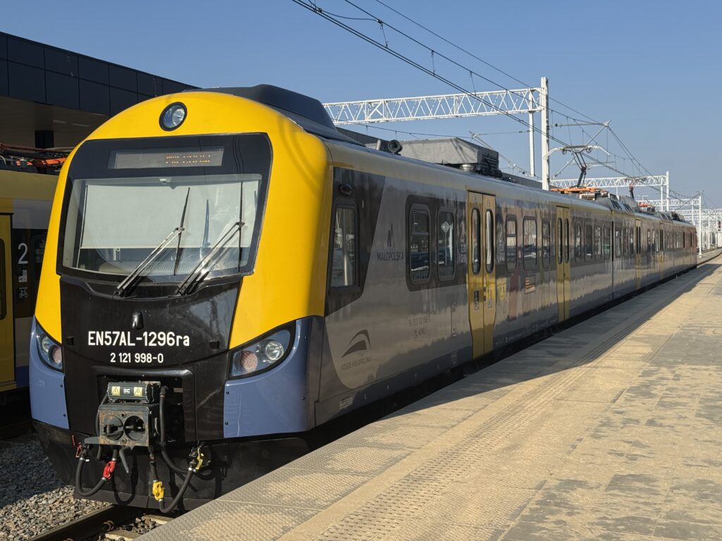 Pociąg EN57AL kursującym w barwach Kolei Małopolskich