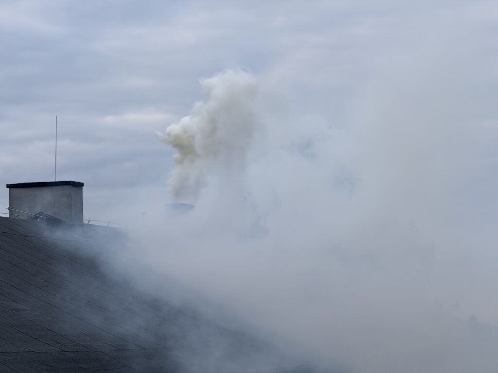 Habemus smog! Biały dym nie z Watykanu, a z komina w Oświęcimiu, niska emisja w pełnej krasie