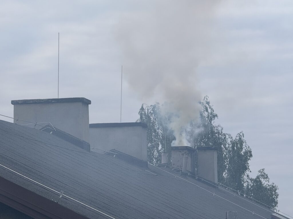 Habemus smog! Biały dym nie z Watykanu, a z komina w Oświęcimiu, niska emisja w pełnej krasie