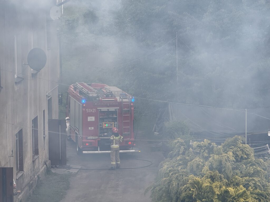 Habemus smog! Biały dym nie z Watykanu, a z komina w Oświęcimiu, niska emisja w pełnej krasie