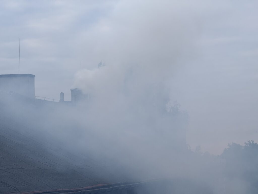 Habemus smog! Biały dym nie z Watykanu, a z komina w Oświęcimiu, niska emisja w pełnej krasie
