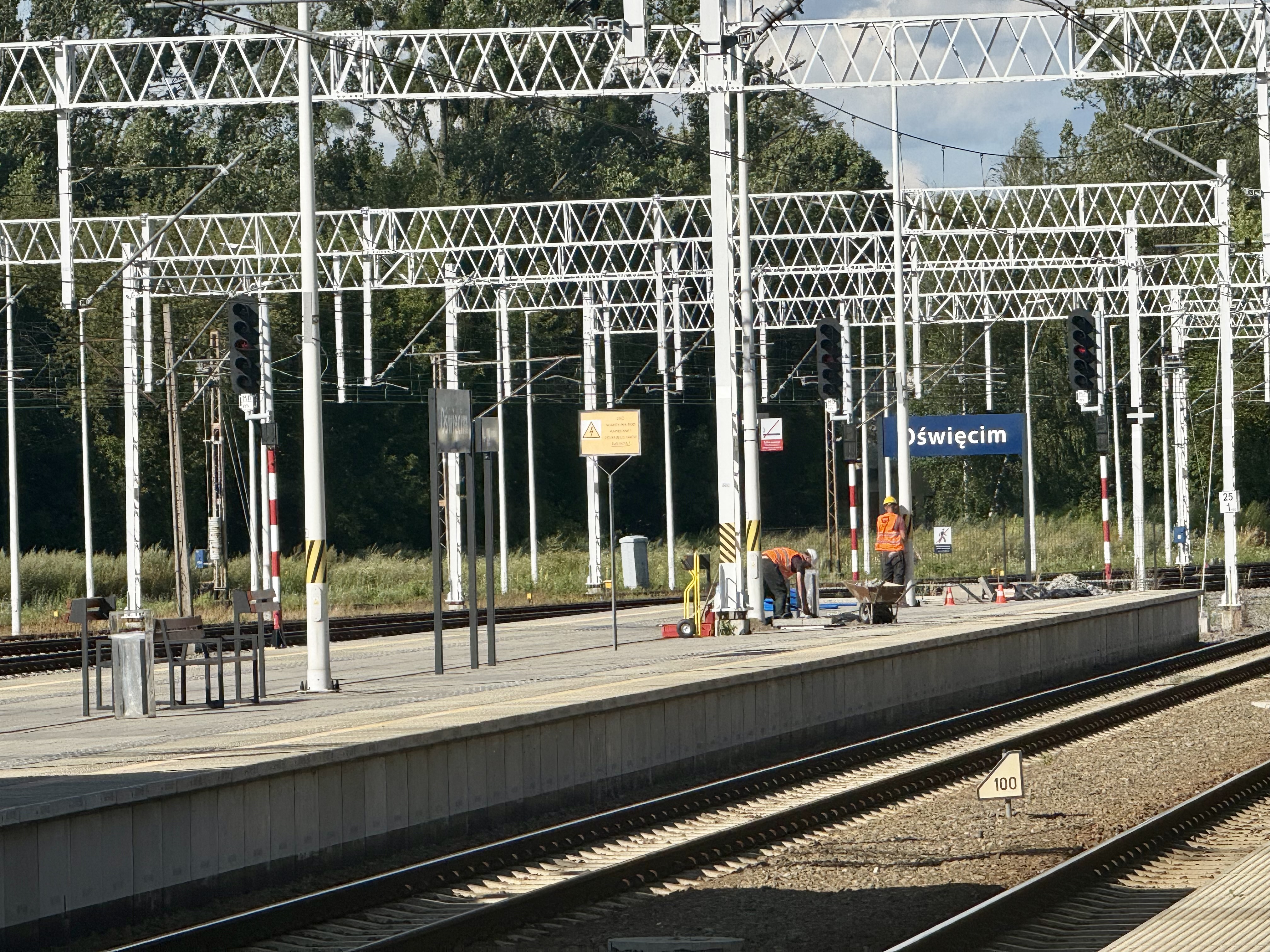 Nowoczesne ekrany na peronach! Trwa montaż systemu informacji pasażerskiej na stacji Oświęcim