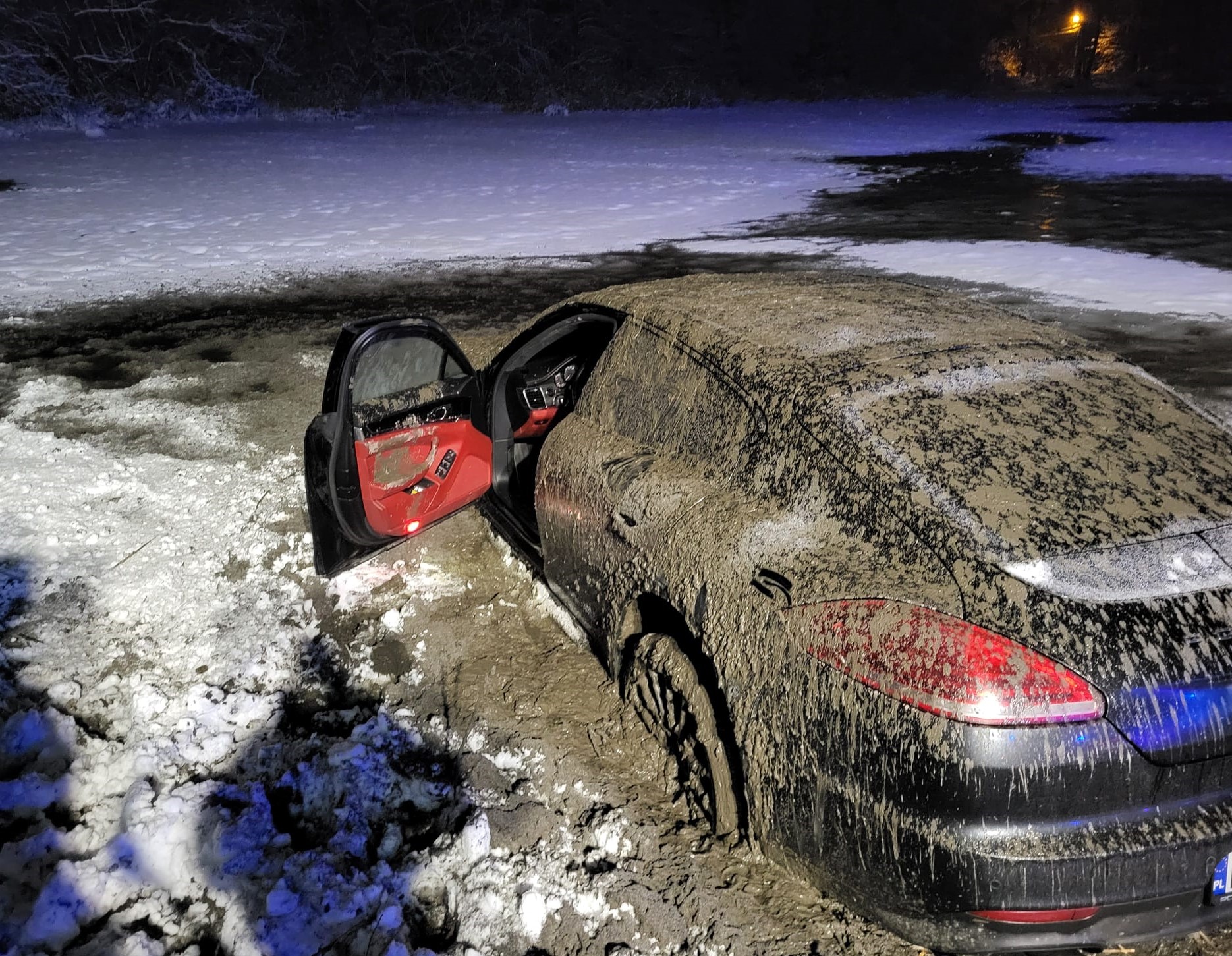 Porsche wpadło do pustego stawu w Grojcu. Policja apeluje o ostrożność