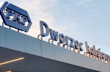 Od 1 października mieszkańcy Oświęcimia i Bielska-Białej zyskają najszybsze w historii połączenia kolejowe z Krakowem. Bezpośrednie pociągi PKP Intercity skrócą czas podróży do 75 minut.