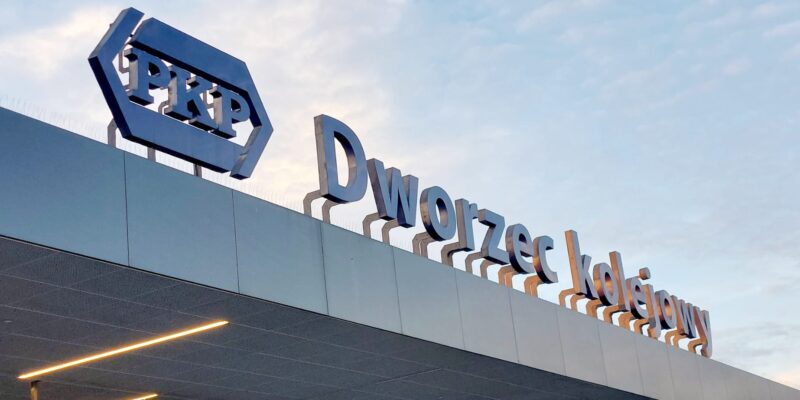 Od 1 października mieszkańcy Oświęcimia i Bielska-Białej zyskają najszybsze w historii połączenia kolejowe z Krakowem. Bezpośrednie pociągi PKP Intercity skrócą czas podróży do 75 minut.