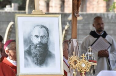 29 lipca 1941 roku św. Maksymilian Kolbe dobrowolnie oddał życie za współwięźnia w Auschwitz. Poznaj poruszającą historię franciszkanina, którego akt miłości wstrząsnął światem.