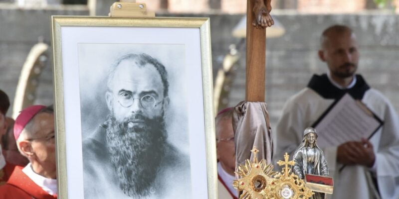 29 lipca 1941 roku św. Maksymilian Kolbe dobrowolnie oddał życie za współwięźnia w Auschwitz. Poznaj poruszającą historię franciszkanina, którego akt miłości wstrząsnął światem.