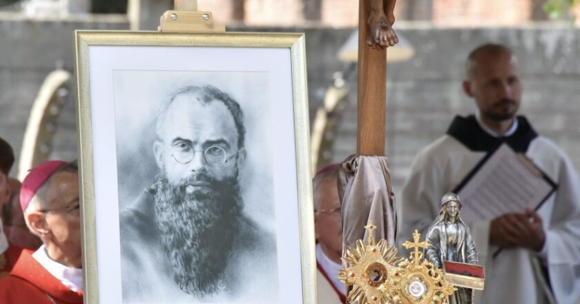 29 lipca 1941 roku św. Maksymilian Kolbe dobrowolnie oddał życie za współwięźnia w Auschwitz. Poznaj poruszającą historię franciszkanina, którego akt miłości wstrząsnął światem.