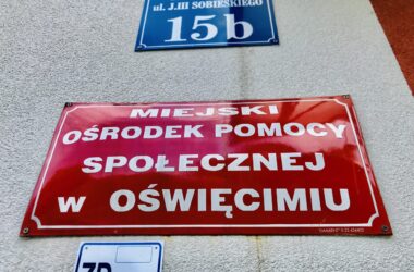 Wejście do Miejskiego Ośrodka Pomocy Społecznej w Oświęcimiu, który od września zostanie przekształcony w Centrum Usług Społecznych.