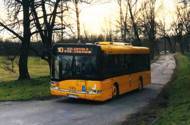 Pasażer naciskający przycisk otwierania drzwi w autobusie MZK Oświęcim – nowa zasada samodzielnego otwierania drzwi obowiązuje od 1 maja 2026