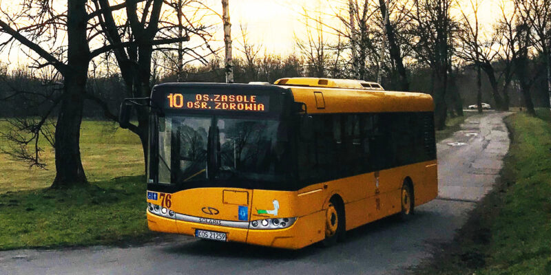 Pasażer naciskający przycisk otwierania drzwi w autobusie MZK Oświęcim – nowa zasada samodzielnego otwierania drzwi obowiązuje od 1 maja 2026