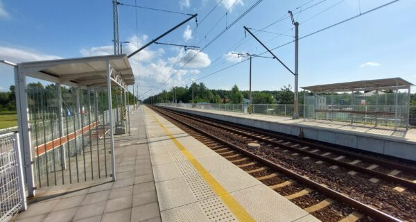 przystanek kolejowy w Oświęcimiu Kruki Stare Stawy PKP Koleje Małopolskie Jakub Przewoźnik portal Oświęcimonline widok na perony i tory