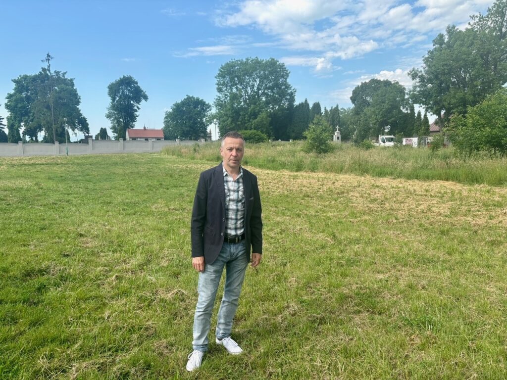 Widok na cmentarz parafialny w Oświęcimiu z propozycją terenu na nowy parking.