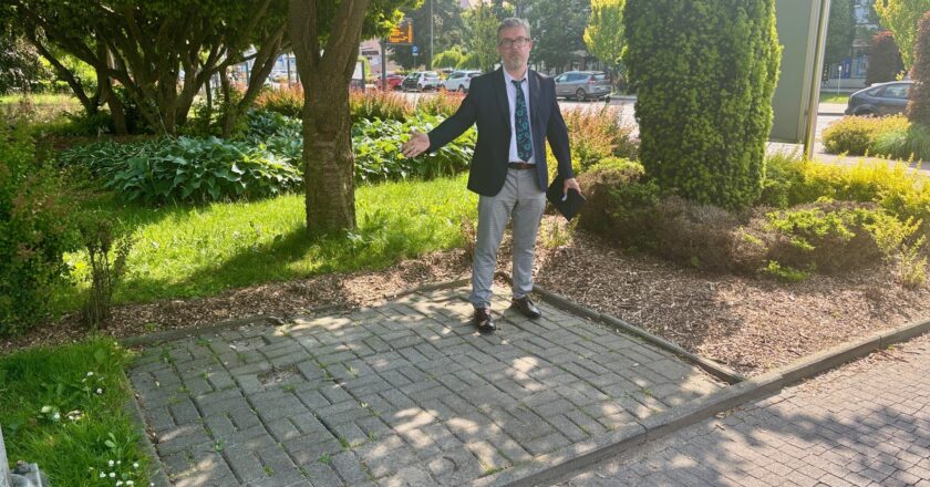 Ławki przed Oświęcimskim Centrum Kultury"