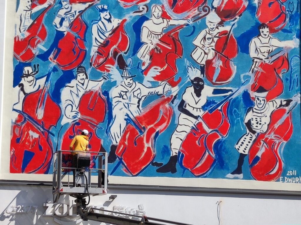 Odnowiony mural Edwarda Dwurnika w Oświęcimiu