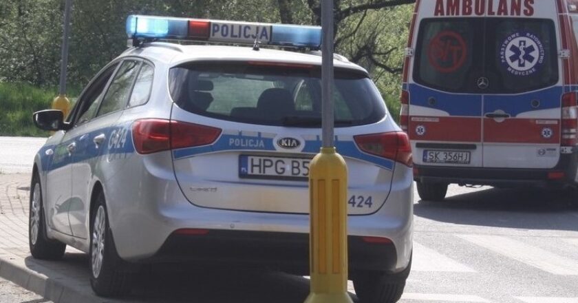 Policjanci z Oświęcimia pilotujący pojazd rodziców z dzieckiem w stanie nagłym.