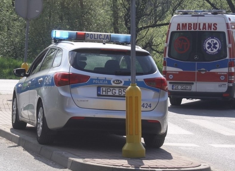 Policjanci z Oświęcimia pilotujący pojazd rodziców z dzieckiem w stanie nagłym.