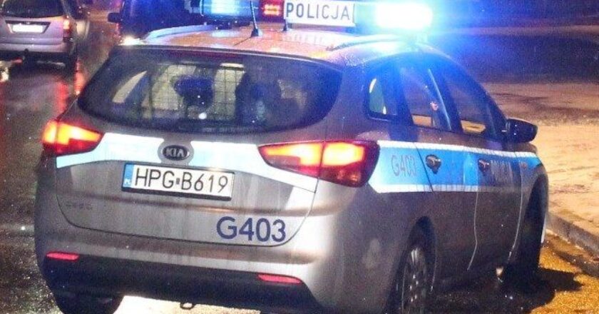 Policjant kontrolujący stan trzeźwości kierowcy na ulicy w Oświęcimiu
