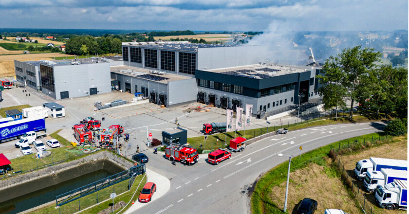 Strażacy gaszący pożar w halach produkcyjnych Aksam