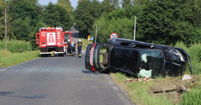 Policjanci zabezpieczający miejsce wypadku