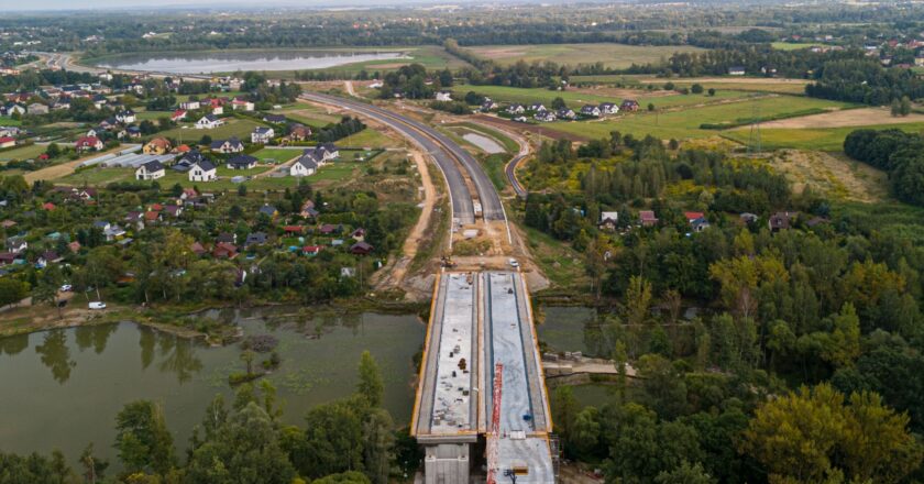 Most na Sole w Oświęcimiu w trakcie budowy – prace bez zakłóceń.