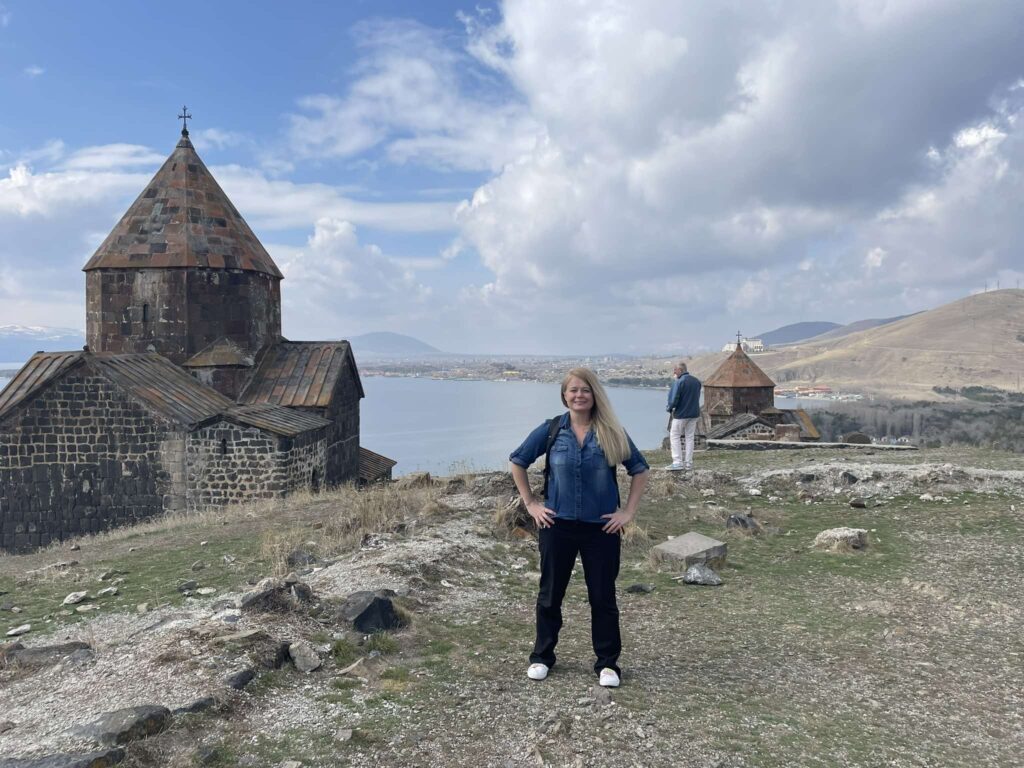 Agnieszka Wasztyl w otoczeniu malowniczych klasztorów Armenii podczas swojej podróży na Kaukazie Południowym.