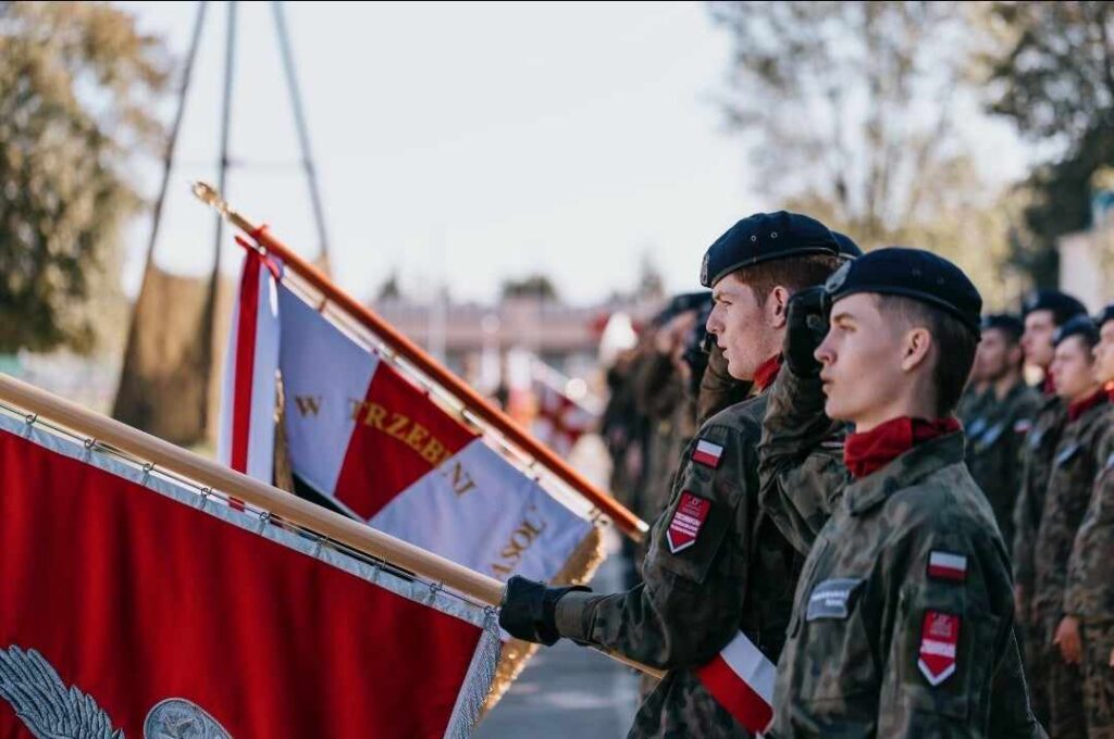 Nowi rekruci składają przysięgę wojskową, dołączając do 11 Małopolskiej Brygady Obrony Terytorialnej.