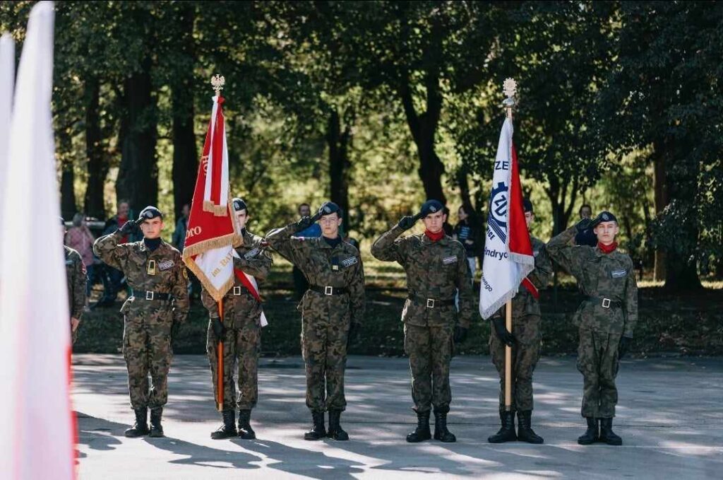 Nowi rekruci składają przysięgę wojskową, dołączając do 11 Małopolskiej Brygady Obrony Terytorialnej.