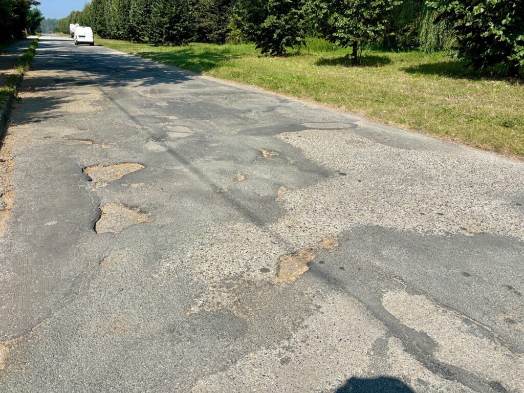 - Dziura na dziurze, a władze Powiatu Oświęcimskiego uważają, że odcinek od skrzyżowania z ul. Wysokie Brzegi w kierunku jezior Kruki nie wymaga pilnego remontu. Sami Państwo zobaczcie jak to wygląda – komentują Waldemar Łoziński i Jakub Przewoźnik