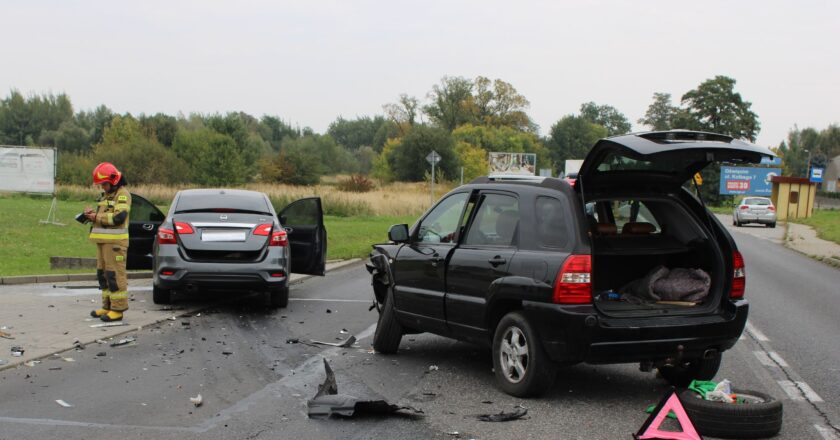 Skrzyżowanie ulic Krakowskiej z Jodłową w Babicach – miejsce wypadku, gdzie zderzyły się dwa samochody osobowe.