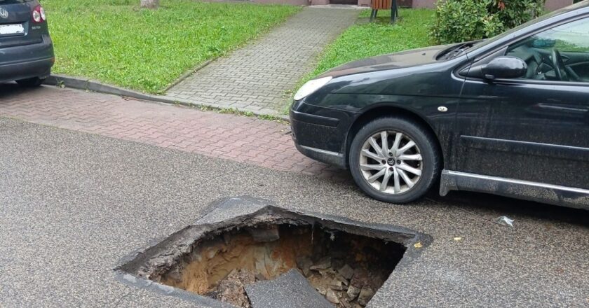 Zapadlisko na ulicy Kazimierza Wielkiego w Brzeszczach – policja wstrzymuje ruch!