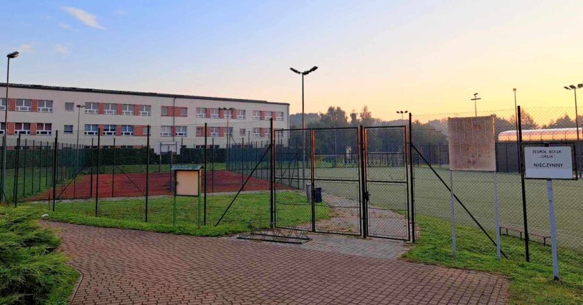 Boisko do koszykówki przy „Chemiku” w Oświęcimiu czeka na modernizację – prace ruszą już wkrótce!