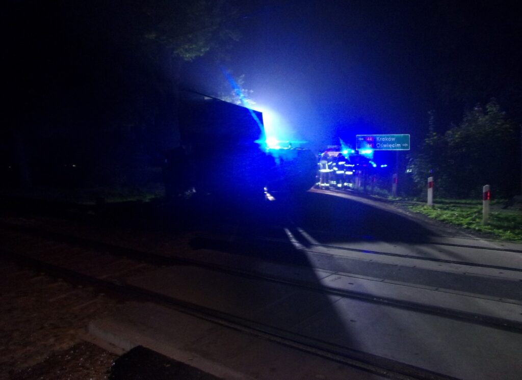 Służby ratunkowe na miejscu wypadku na przejeździe kolejowym w Wielkich Drogach po zderzeniu samochodu dostawczego z pociągiem.