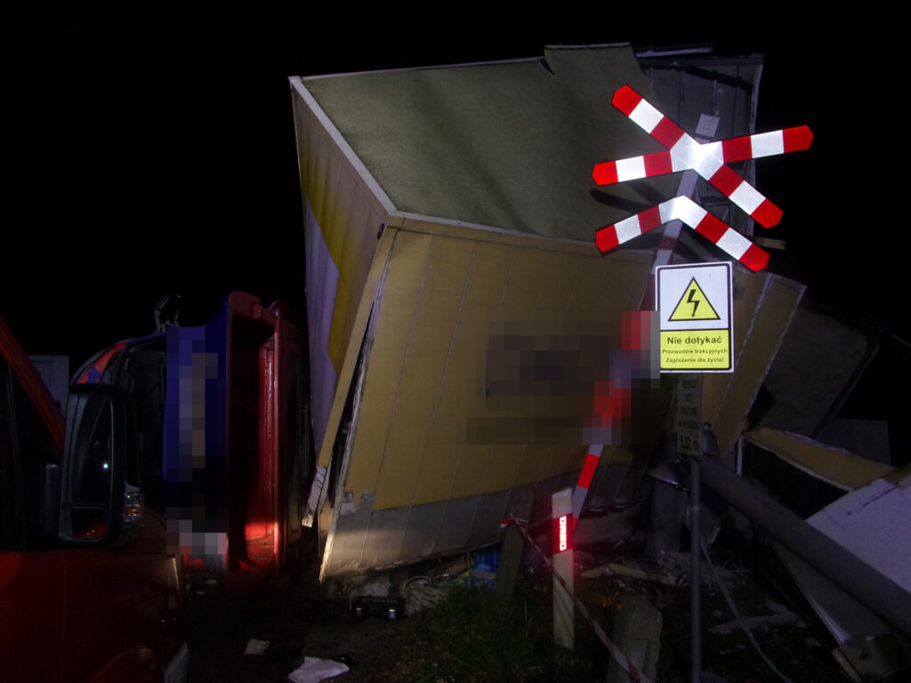 Służby ratunkowe na miejscu wypadku na przejeździe kolejowym w Wielkich Drogach po zderzeniu samochodu dostawczego z pociągiem.