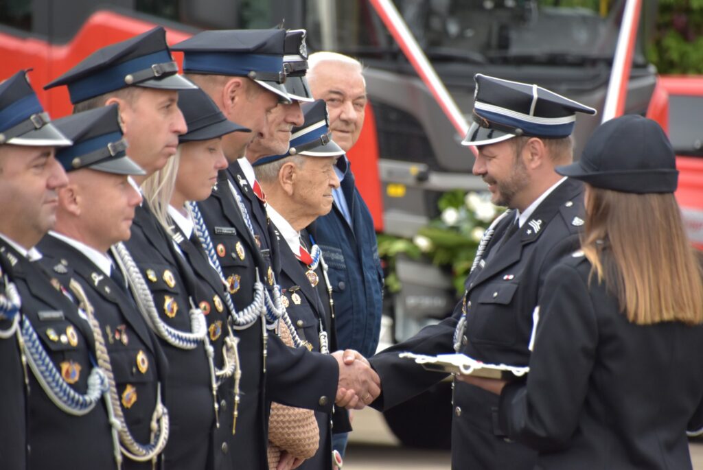 Uroczystości 150-lecia OSP Kęty – strażacy odbierają dwa nowe wozy pożarnicze, wspierane przez lokalne samorządy.
