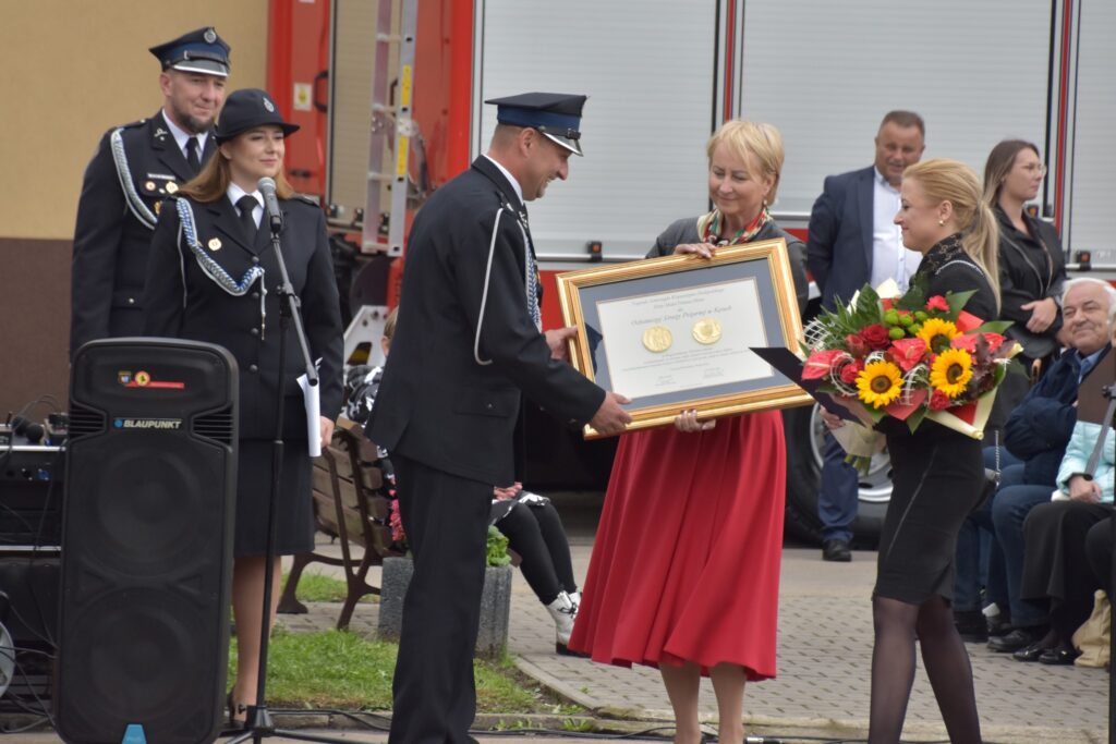 Uroczystości 150-lecia OSP Kęty – strażacy odbierają dwa nowe wozy pożarnicze, wspierane przez lokalne samorządy.