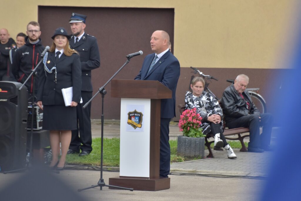 Uroczystości 150-lecia OSP Kęty – strażacy odbierają dwa nowe wozy pożarnicze, wspierane przez lokalne samorządy.