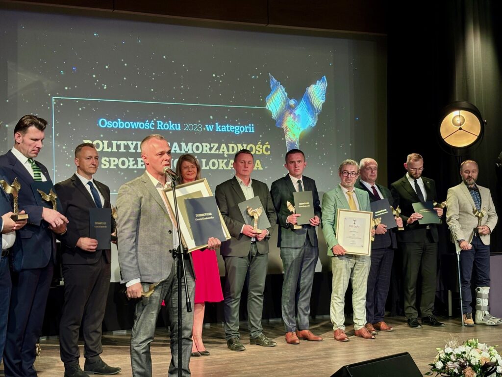 Paweł Plinta z nagrodą za zdobycie III miejsca w kategorii Polityka, Samorządność i Społeczność Lokalna w plebiscycie Osobowość Roku 2023.