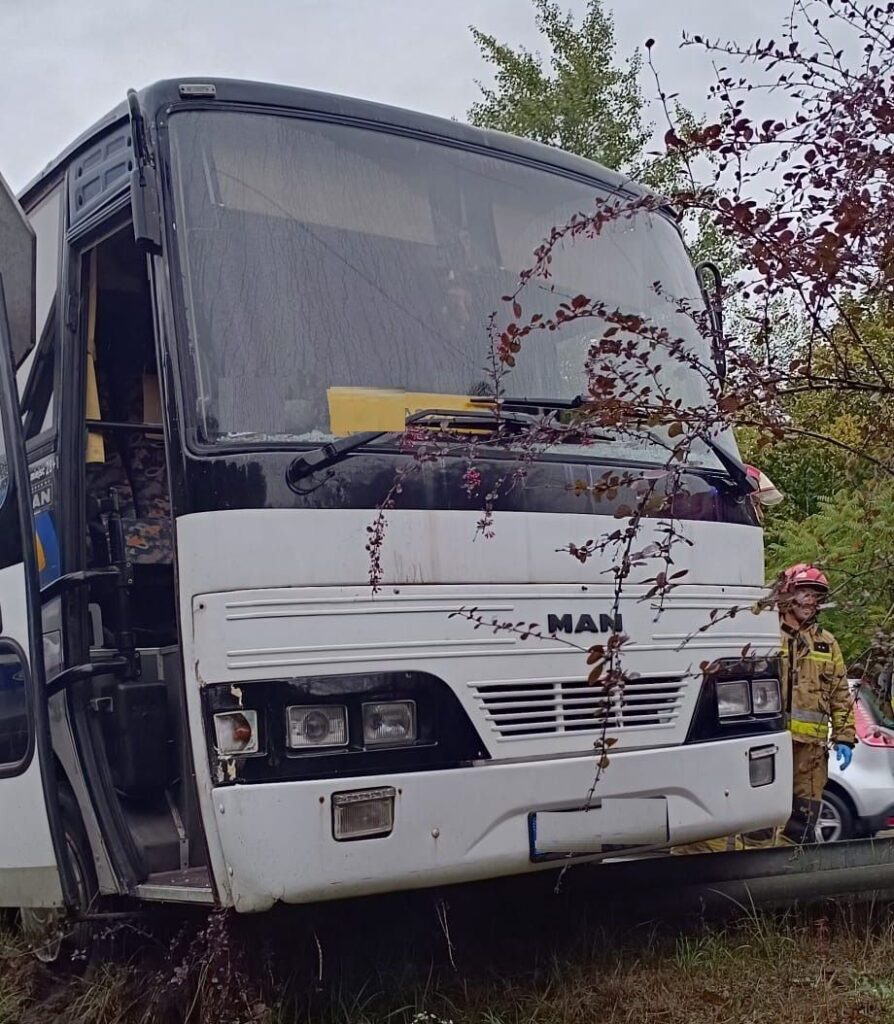 Miejsce kolizji na ulicy Śląskiej (DK44) w Babicach, gdzie doszło do zderzenia ciężarówki z autokarem pracowniczym.