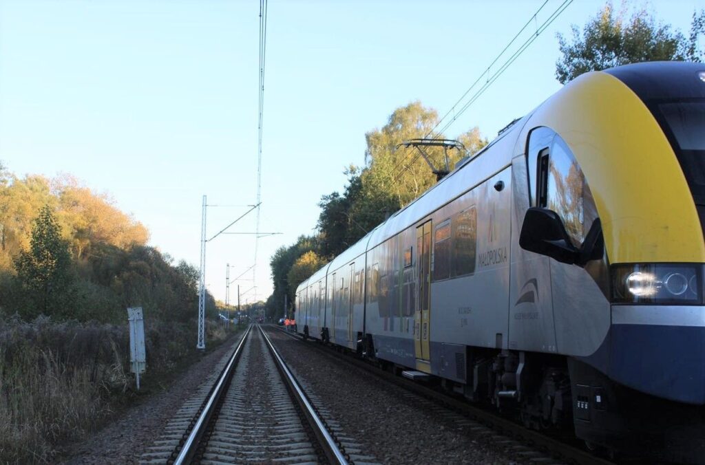 Kolizja na torach i plany modernizacji przejazdów kolejowych w Małopolsce