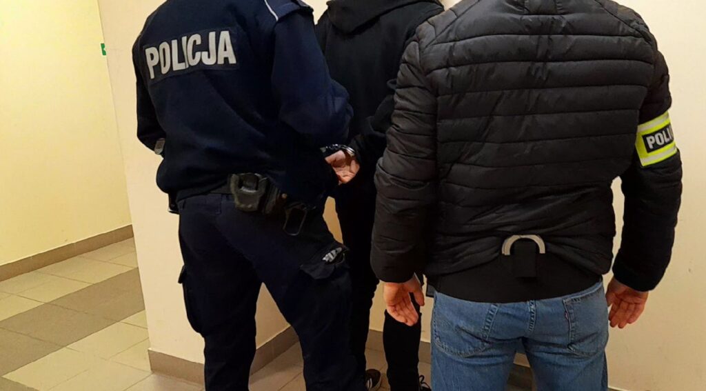 olicjanci z Oświęcimia natychmiast zareagowali na zgłoszenie przemocy domowej, zabezpieczając dowody i zapewniając bezpieczeństwo pokrzywdzonej.