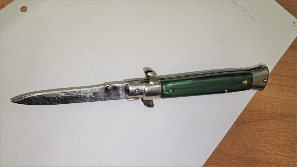 Policjanci zabezpieczają dowody na miejscu zdarzenia w Chełmku po aktach wandalizmu na 14 samochodach.