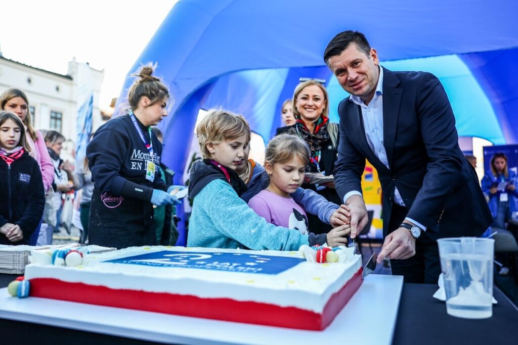 Funduszowy Piknik w Oświęcimiu: Unijne Dotacje i Moc Atrakcji na Rynku!