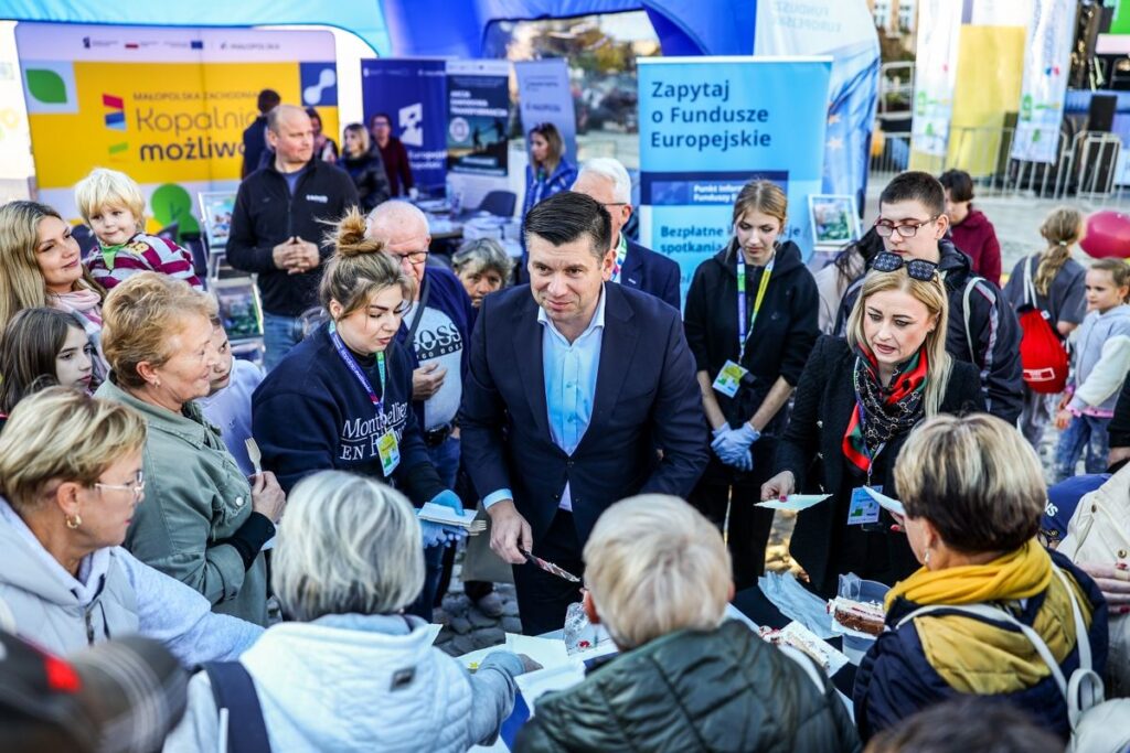 Funduszowy Piknik w Oświęcimiu: Unijne Dotacje i Moc Atrakcji na Rynku!