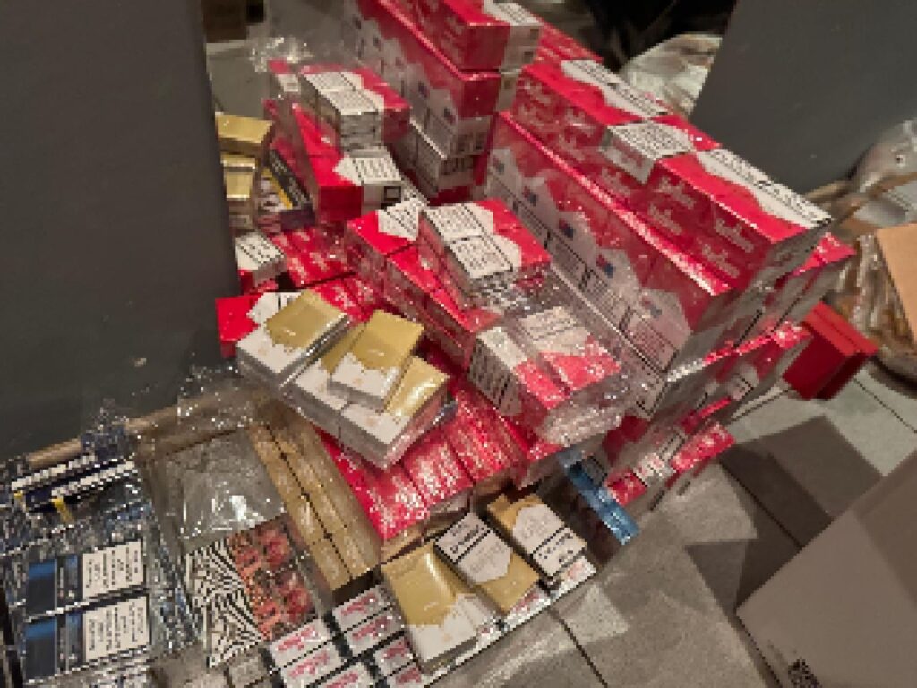 Policjanci odkrywają schowek z nielegalnym tytoniem w sklepie w Oświęcimiu